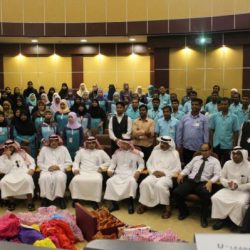 جدة: شاب يكافئ والده السبعيني على تخرجه في مركز محو الأمية