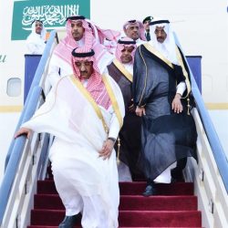 طفلان يوزعان المياه الباردة والعصائر على المصلين في أحد مساجد سكاكا