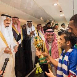 بالفيديو.. رجل أمن يحرس المصلين بسيهات تحت أشعة الشمس.. ومصافحة حارة من بعضهم