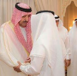 صورة مؤثرة للكاتبة كوثر الأربش على قبر ابنها الشهيد محمد العيسى