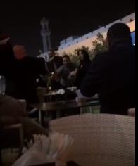 مقطع مؤثر لمدير يودع طلاب مدرسته باحتضانهم وتقبيلهم