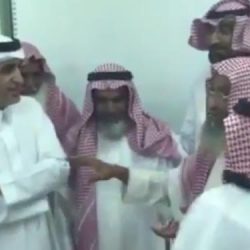 وزير الحرس الوطني ينقل تعازي خادم الحرمين لوالد الشهيد النقيب ناصر بن خالد العطاوي