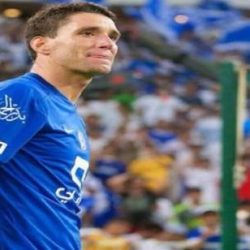 بالفيديو.. الحرس يحاول إبعاد طفل أراد السلام على خادم الحرمين.. والملك سلمان: خلوه