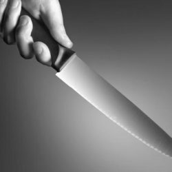 بالفيديو.. عراك بالأيدي بين مراجع وموظف استقبال في مستشفى المملكة