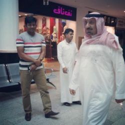 بالفيديو.. برُّ شاب معتمر بوالديه المسنين داخل الحرم بعد أن أعياهما التعب