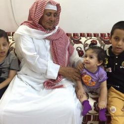 الخرمة: مواطن يكافئ عاملاً لعثوره على 10 آلاف مفقودة منذ 10 سنوات