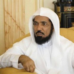 فيديو مؤثر لرجل أمن بالحرم يُقبل رأس زائر مسن بعدما مكّنه من تقبيل الحجر الأسود