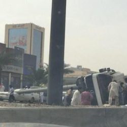 مقطع لرجلين من “الهيئة” يقتادان شاباً من أحد المولات يثير ردود فعل واسعة على “تويتر” (فيديو)