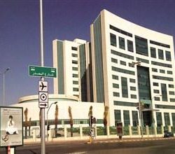 بالفيديو والصور..أهالي الحدود الشمالية يودعون جثمان أمير المنطقة في مطار عرعر
