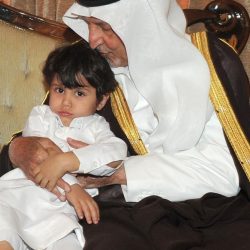 بالصور.. بكاء حار لوالد الشهيد المالكي لدى تشييع جثمانه.. والأمير بن جلوى يلبّي رجاءً له بـ “أبشر”
