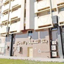 “صورة”.. حمامة تجد الأمان على قبعة أحد رجال الأمن في الحرم المكي