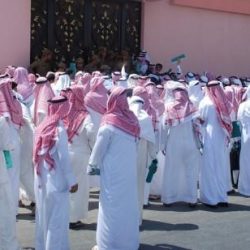 بالصورة.. حمامة تشرب من يد رجل أمن سعودي في اطمئنان.. وزميله يتابع الموقف مبتسماً
