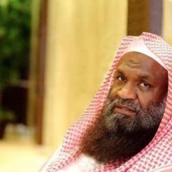 بالصور…الامير تركي الفيصل تتملكه مشاعر الحزن على فراق شقيقه