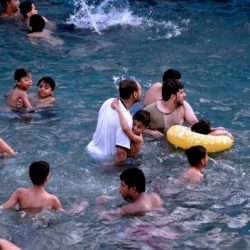 مقاتل من “حزب الله” يلتقط صورة فوق جثة محروقة ثم يلقى حتفه بعدها بلحظات