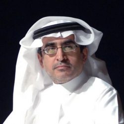 بالصورة.. عامل بالحرم المكي أخذ غفوة فنام قط على صدره مطمئناً