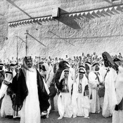 بالصور .. جموع غفيرة من المصلين يؤدون صلاة العيد في الحرمين الشريفين.. والملك سلمان يتقدمهم بالمسجد الحرام