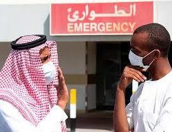 طيارو القوات السعودية يوثّقون هبوطهم بمطار عدن واحتفاء اليمنيين بهم بـ “السيلفي”