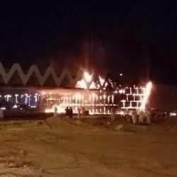 بالفيديو.. شباب يلتقطون “سيلفي” مع حريق كوبري الخرج.. ويعلّقون: “أول الناس وأحسن سيلفي”