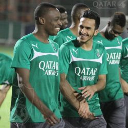 “نيفيز” يسخر من “جيشي” النصر ويتسأل .. “هذا قميص ولا بيجاما؟”
