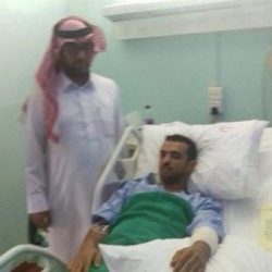 بالصور.. سعودي يعطل السير في أحد شوارع لندن للعناية بسيارته الفارهة