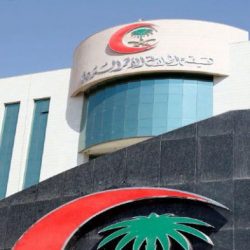 “نواف بن فيصل” ينشر صورة حديثة للملك سلمان التقطت خلال إجازته خارج المملكة