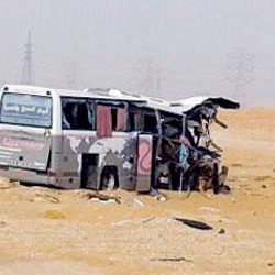 بالفيديو.. شاب قادم من البحرين ينشر مقطعاً يوضح كيفية تهريبه لزجاجة خمر