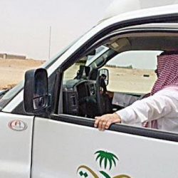 في موقف إنساني راقٍ.. رجل أمن يحرس وافداً مصرياً وزوجته غلبهما النعاس بالطريق لـ 4 ساعات