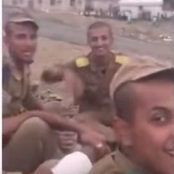 بالفيديو.. “عامل بوفيه” يبيع “جيفاً” لزبائنه بحفر الباطن.. والقبض عليه متلبساً خلال تقطيعه 3 منها بالصحراء