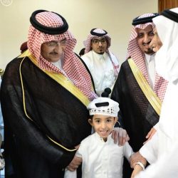بالفيديو والصور.. محمد بن نايف أول مصلٍّ بمسجد طوارئ عسير بعد حادثة التفجير