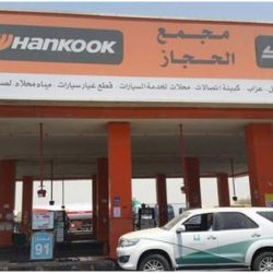 بالفيديو.. مركبة تابعة للدفاع المدني تتخلص من حمولة مياه على “طريق عام”