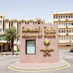بالصور.. “التجارة” تصادر 54 عبوة “شوربة دجاج” منتهية الصلاحية بأحد فروع “بنده”