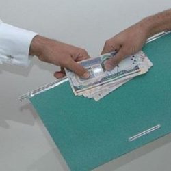 بالصور.. بقايا الصاروخ البالستي للحوثيين الذي أسقطته القوات السعودية