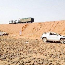 “مرور تبوك” يطيح بسائق “لكزس” وضع ملصقات “تاكسي” على سيارته (صورة)