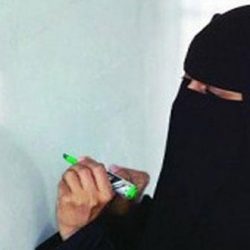 بالصور.. حجاج يسجدون على أرض مطار المدينة فرحاً وشكراً لله بوصولهم
