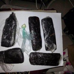 أمن طرق مكة يضبط حبوب مخدرة ومبالغ مالية وأسلحة
