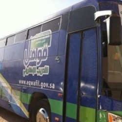بالصور.. أمير تبوك يؤدي صلاة الميت على 3 من شهداء الواجب