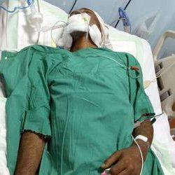 حراس أمن مستشفى بتبوك ينقذون طفلاً داخل سيارة تحترق
