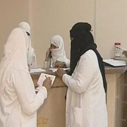 فيديو لمصاب ملقى على الأرض بعد صدمه إبلاً سائبة بالقصيم.. ومتطوعون مستاؤون لتأخر الإنقاذ