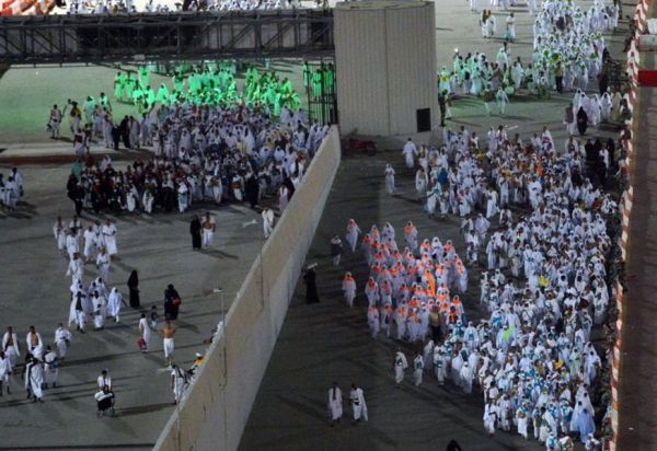بالصور.. الأمير خالد الفيصل يصل إلى موقع حادثة التدافع بمنى لمتابعة الوضع ميدانياً