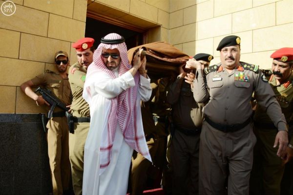 بالصور.. أمير تبوك ينقل تعازي الملك سلمان في شهيدي الوطن العمري والشهري