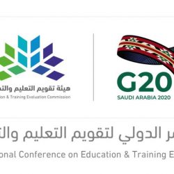 العمري يحتفي بتخرجه برتبة ملازم طيار