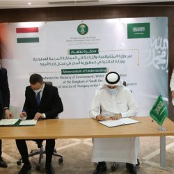 سمو أمين منطقة الرياض يتفقّد سير العمل بمركزَي المراقبة والتحكم و 940