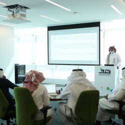 بلدية وسط الدمام تبدأ تركيب برودرات زجاجية مضيئة بدوار مدخل جزيرة المرجان