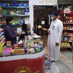 البيئة تصادر 135 طنًا من الحطب المحلي مخبأة داخل مستودع مخالف بالرياض