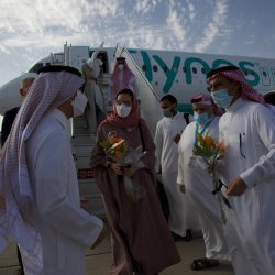 وقفة وفاء من معلمة بالجوف لخادمتها الإندونيسية 