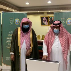 محافظ الخفجي يزور الإعلامي عبد الله عسيري بمنزله