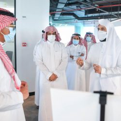 بلدية وسط الدمام تلزم مالك مبنى تجاري مخالف بإزالته