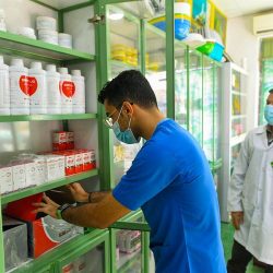 وزير الشؤون الإسلامية يواسي الشيخ عبدالله السبيعي بوفاة والدته