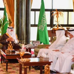 سمو الأمير فيصل بن نواف يقف على خدمات جمرك وجوازات منفذ الحديثة  