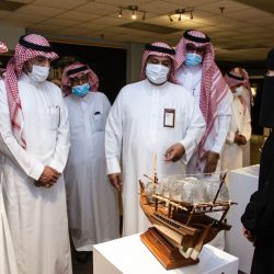 وكيل إمارة الباحة يكرِّم فتحية الغامدي بختام برنامج العودة لأساسيات الأعمال